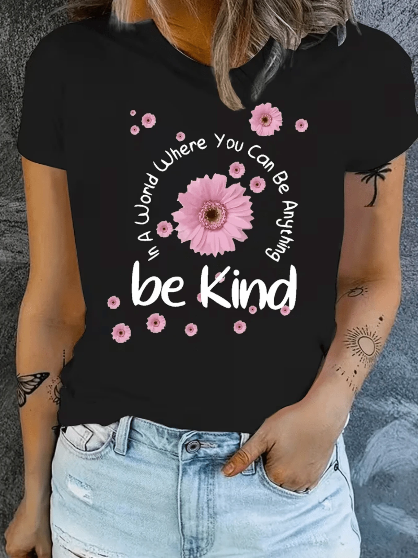 Flores rosadas que representan empatía y ternura rodeadas de un mensaje que inspira amabilidad y energía positiva camiseta de mujer cómoda y moderna para uso diario - Negro - Ver 1