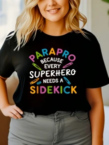 Frase inspiradora que celebra el trabajo en equipo y muestra con colores brillantes crayones que simbolizan apoyo y creatividad camiseta de mujer cómoda y moderna para uso diario - Negro - Ver 1
