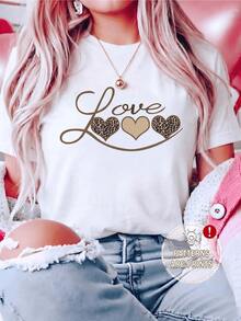 The Word "Love" Accompanied By Two Intertwined Hearts Symbolizing Union And Eternal Affection With A Romantic And Modern Touch, Ideal For Expressing Sincere Feelings. A Stylish Casual Women's T-Shirt For Everyday Wear. - 白色 - 查看 8