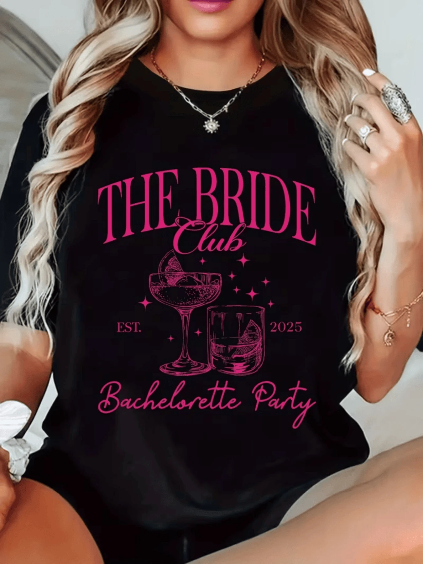 Cocktail Glasses With Bubbles And Stars That Evoke The Joy Of A Bachelorette Party With A Fun And Modern Spirit; Women's T-Shirt Ideal For An Elegant And Casual Celebration - 黑色 - 查看 1