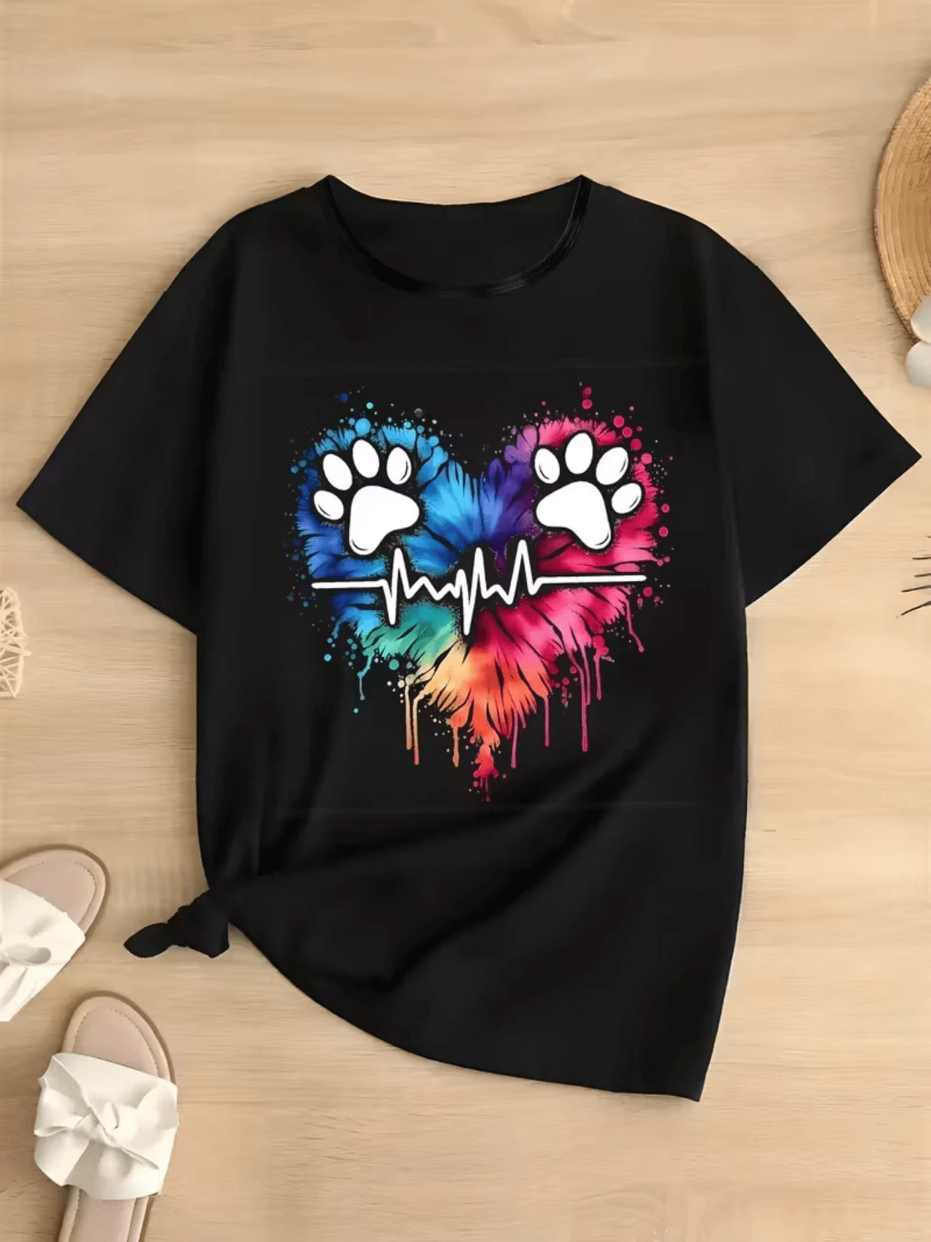 Heart Formed By Paw Prints And Pulse Lines Symbolizing Love And Vital Energy, With Colors Representing The Connection Between Emotions And Nature. Casual, Comfortable, And Modern Women's T-Shirt For Everyday Wear. - 黑色 - 查看 1