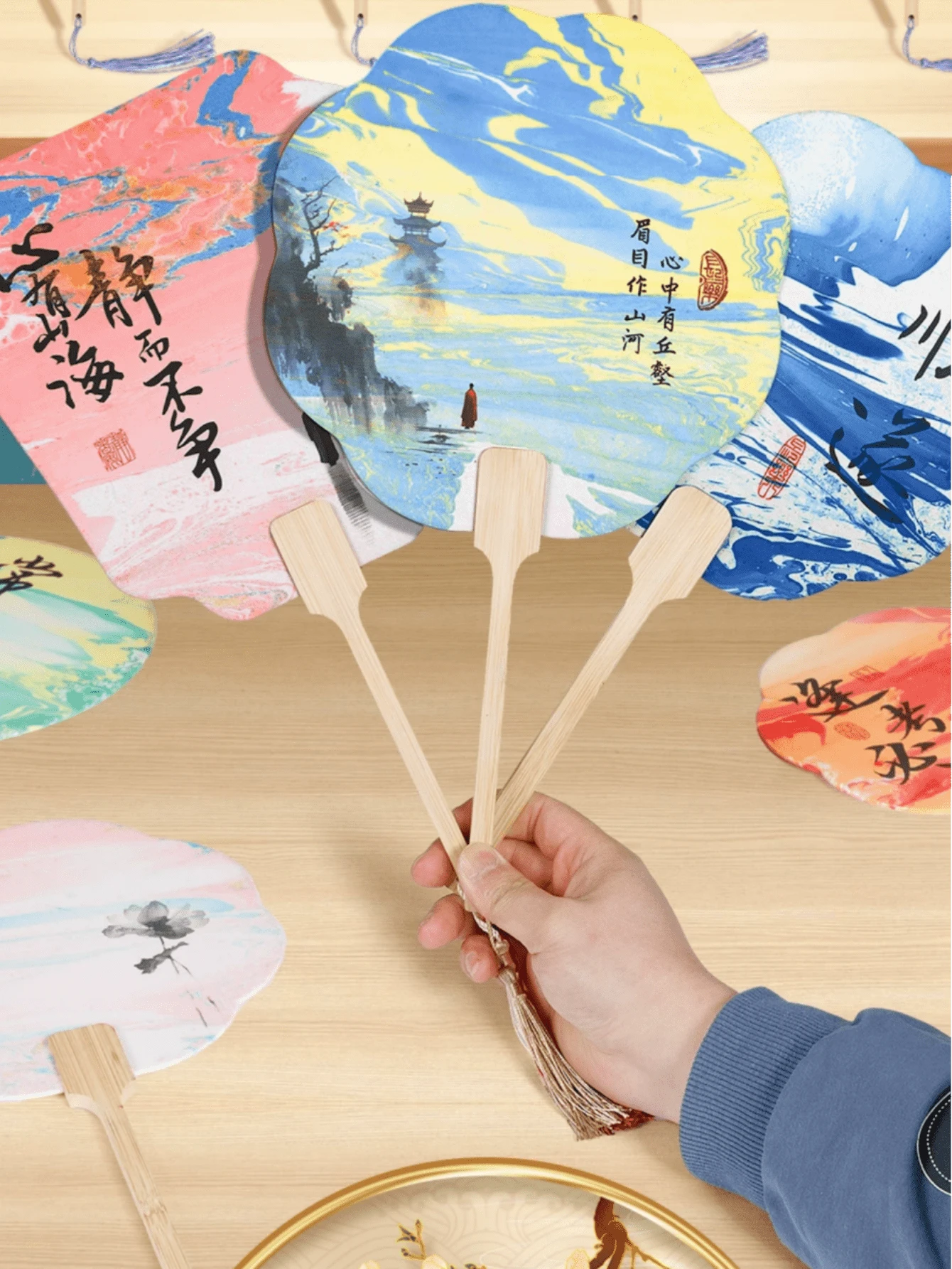 DIY復古紙製手扇，獨特且不可替代，便攜式卡通扇，春夏季可愛小扇子，流蘇吊飾配件，傳統中式漢服舞蹈配件，優雅實用的女性手持扇，裝飾禮品，強風力女孩理想夏季扇，適合作為教堂婚禮伴手禮、新娘派對道具、伴娘拍照配件、生日禮物及夏季活動