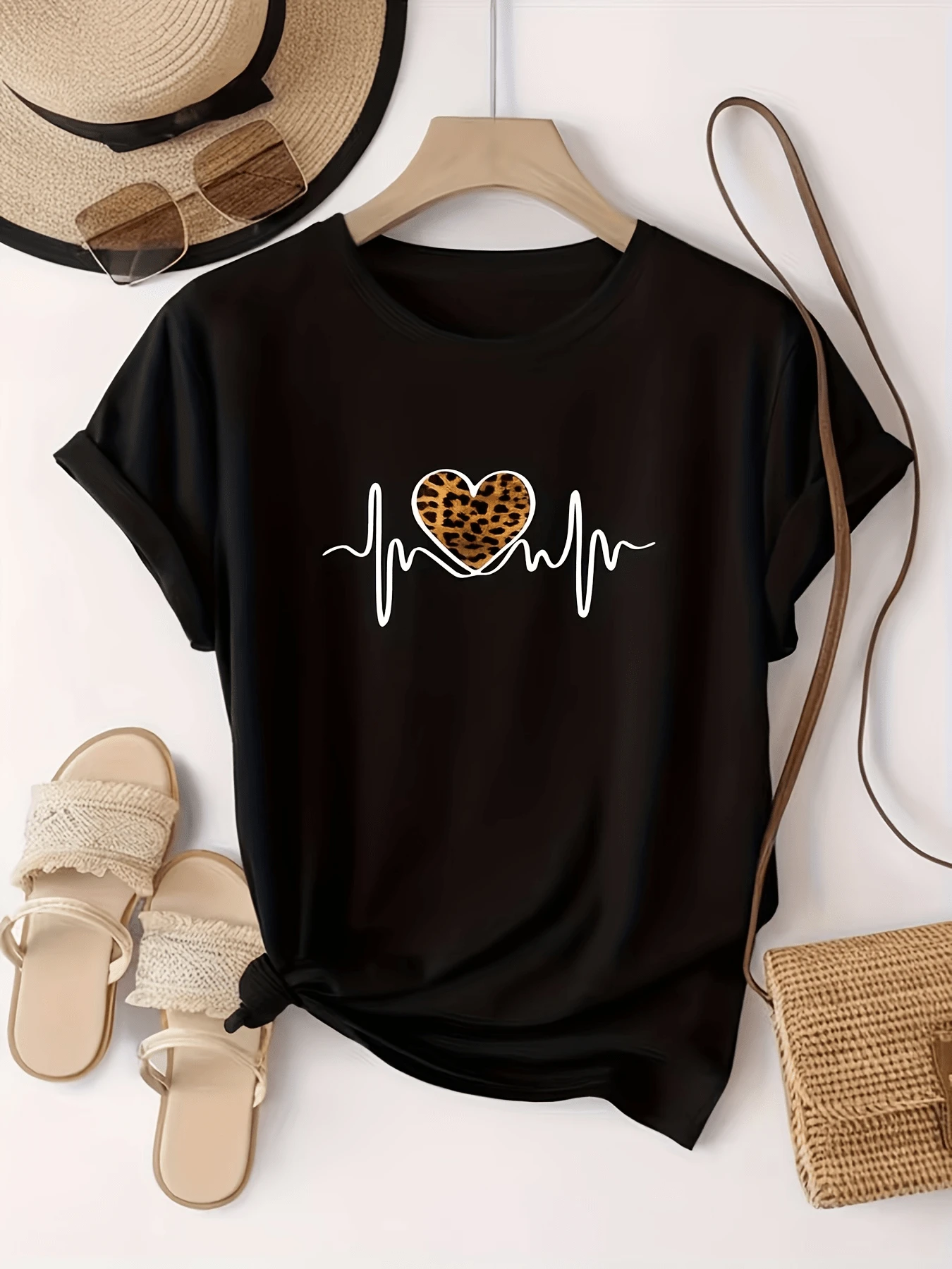 Corazón con textura de leopardo rodeado por una línea de pulso que simboliza energía pasión y fuerza interior camiseta de mujer casual moderna cómoda para uso diario - Negro - Ver 1