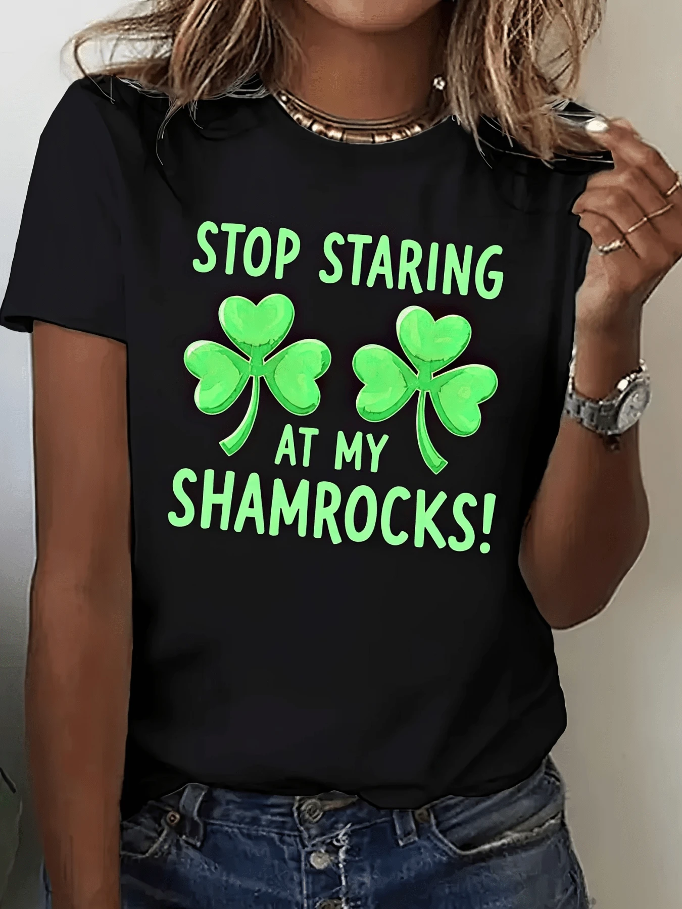 Two Bright Green Shamrocks Symbolize Irish Luck And Joy With A Fun Phrase That Reflects Confidence And Humor, Perfect For Celebrating Holidays. A Modern Casual Women's T-Shirt. - 黑色 - 查看 1