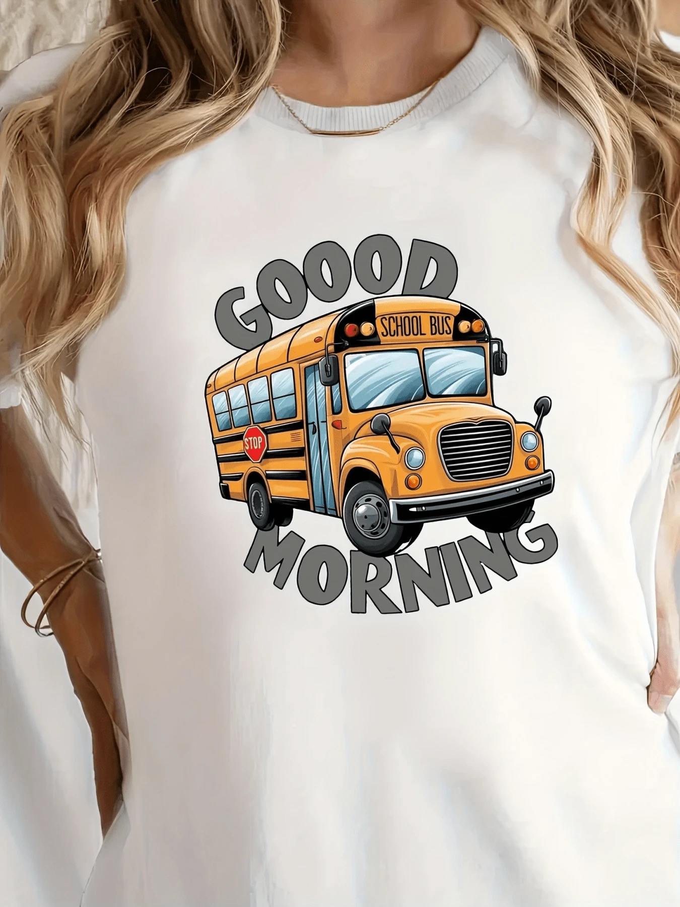 Autobús escolar amarillo que representa optimismo energía matutina y alegría al comenzar el día con un mensaje positivo good morning camiseta de mujer casual y cómoda para uso diario - Blanco - Ver 1