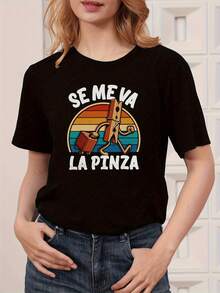 Figura divertida de una pinza de ropa caminando con maletín sobre fondo de franjas coloridas que simboliza humor y ligereza camiseta de mujer casual cómoda ideal para outfit diario - Negro - Ver 6