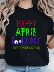 Mensaje colorido que celebra el Día de los Inocentes con letras divertidas en tonos rojo verde y púrpura transmitiendo humor despreocupado y energía positiva camiseta de mujer casual moderna para celebrar y reír sin límites - Negro - Ver 1