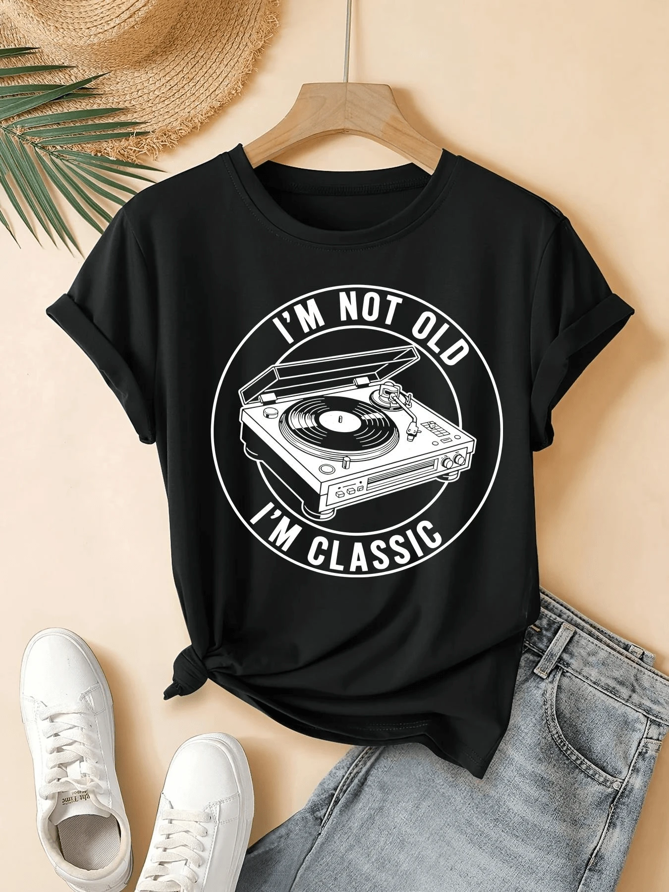 Texto central que representa un tocadiscos retro evocando la pasión por la música clásica y la nostalgia de los buenos tiempos con mensaje motivador sobre la autenticidad y estilo personal camiseta de mujer casual moderna para amantes del vinilo - Negro - Ver 1