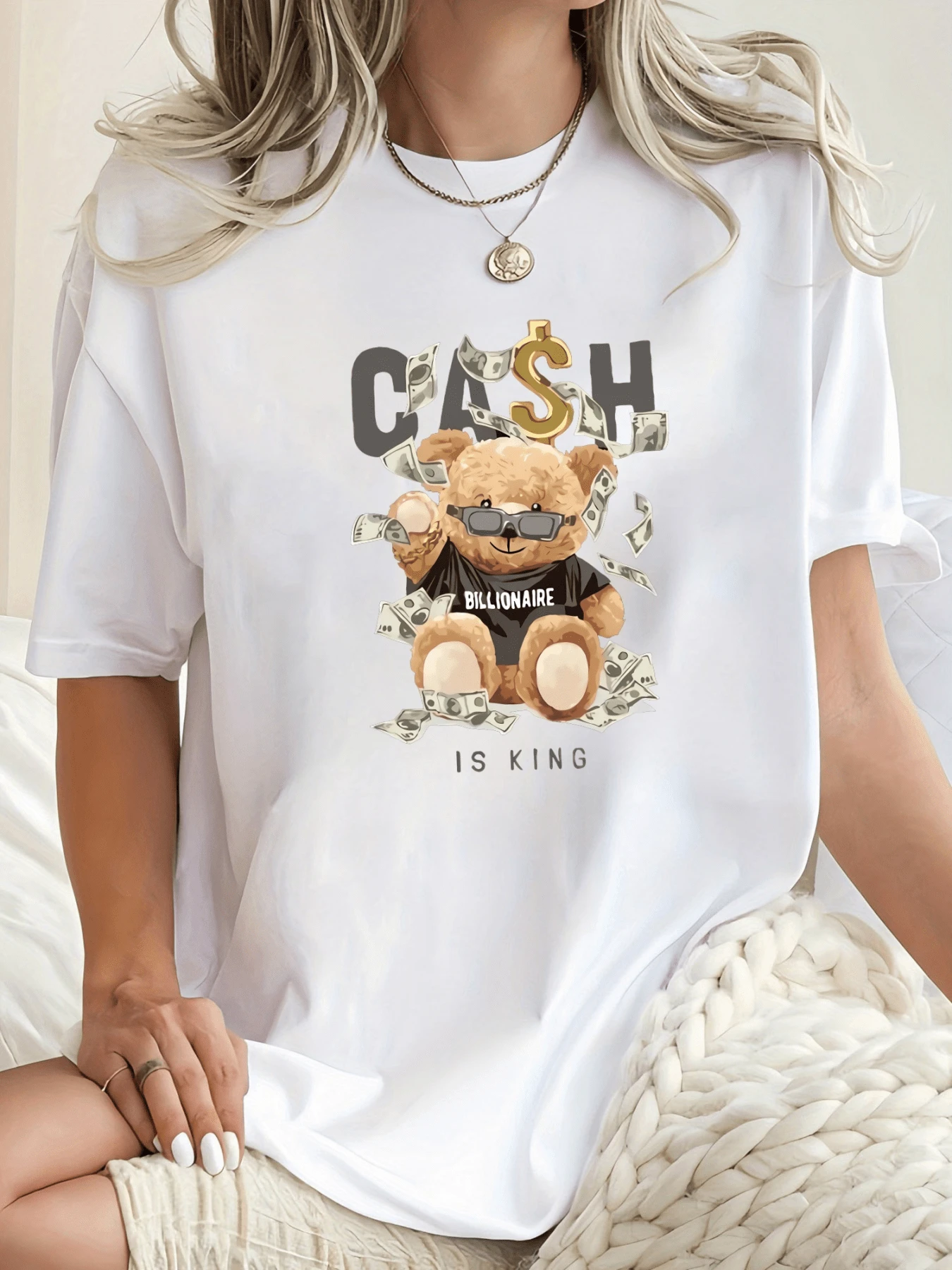Osito con gafas rodeado de billetes y símbolo dorado de dólar representando lujo confianza y éxito con estilo divertido y moderno camiseta de mujer casual blanca cómoda y versátil para uso diario - Blanco - Ver 1