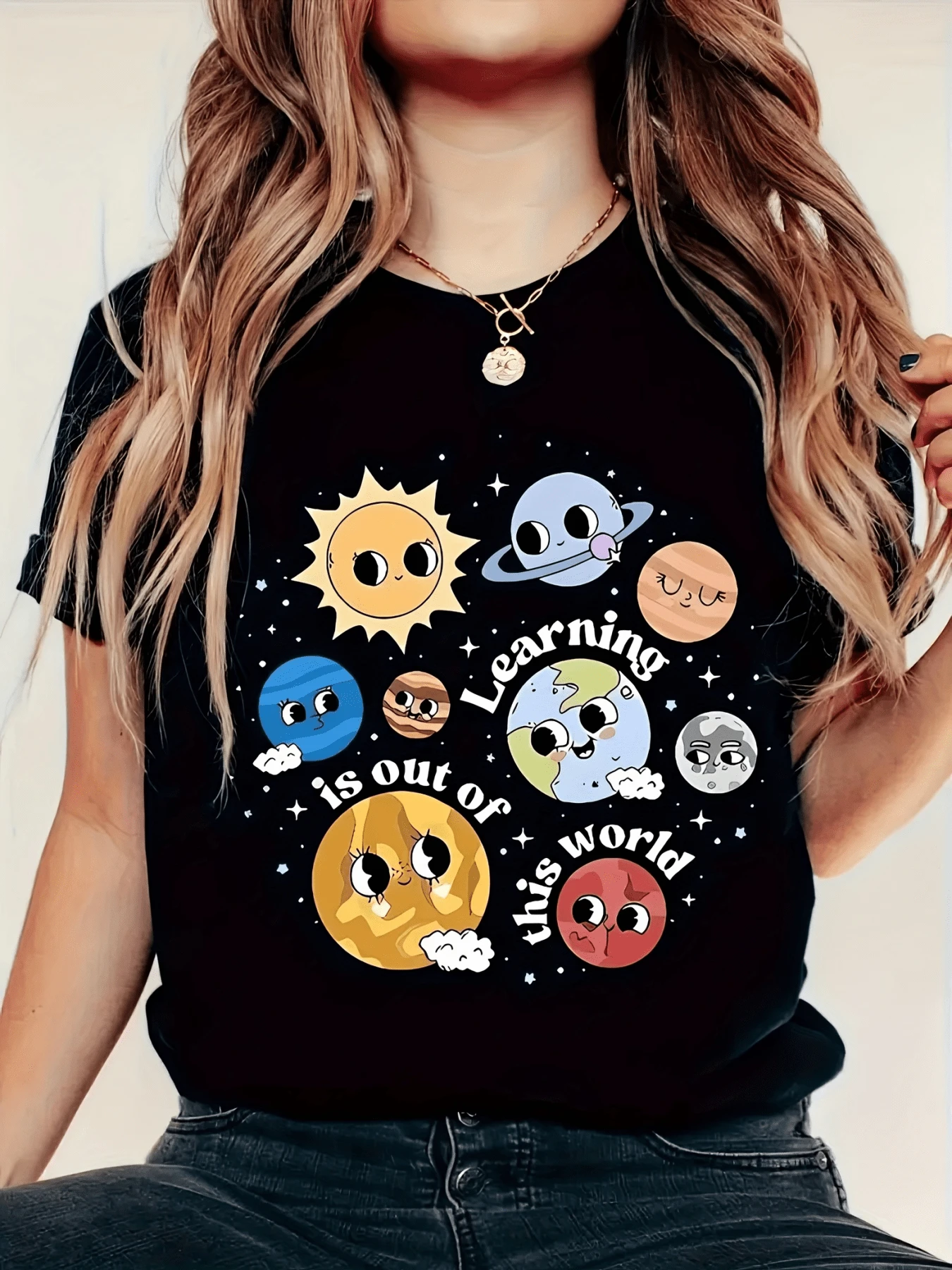 Smiling Planets Represent The Curiosity Of Learning Among The Stars, Showcasing A Positive Energy That Inspires A Love Of Knowledge And Cosmic Joy. Comfortable Casual Women's T-Shirt For Everyday Wear. - 黑色 - 查看 1