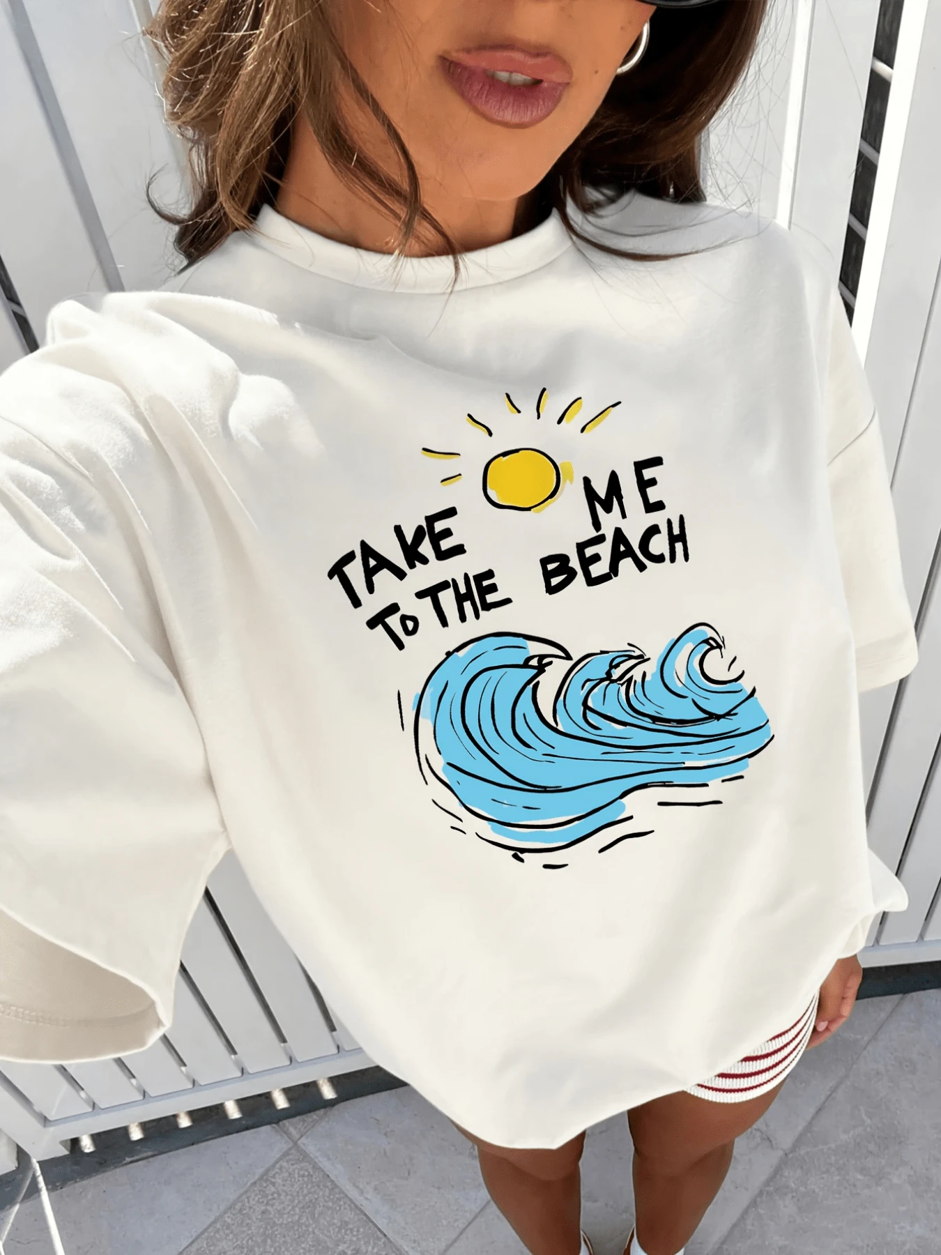 Sol radiante sobre olas azules que evocan la energía del verano y la libertad del mar inspirando relax y aventura en cada detalle camiseta de mujer casual para días soleados - Blanco - Ver 1