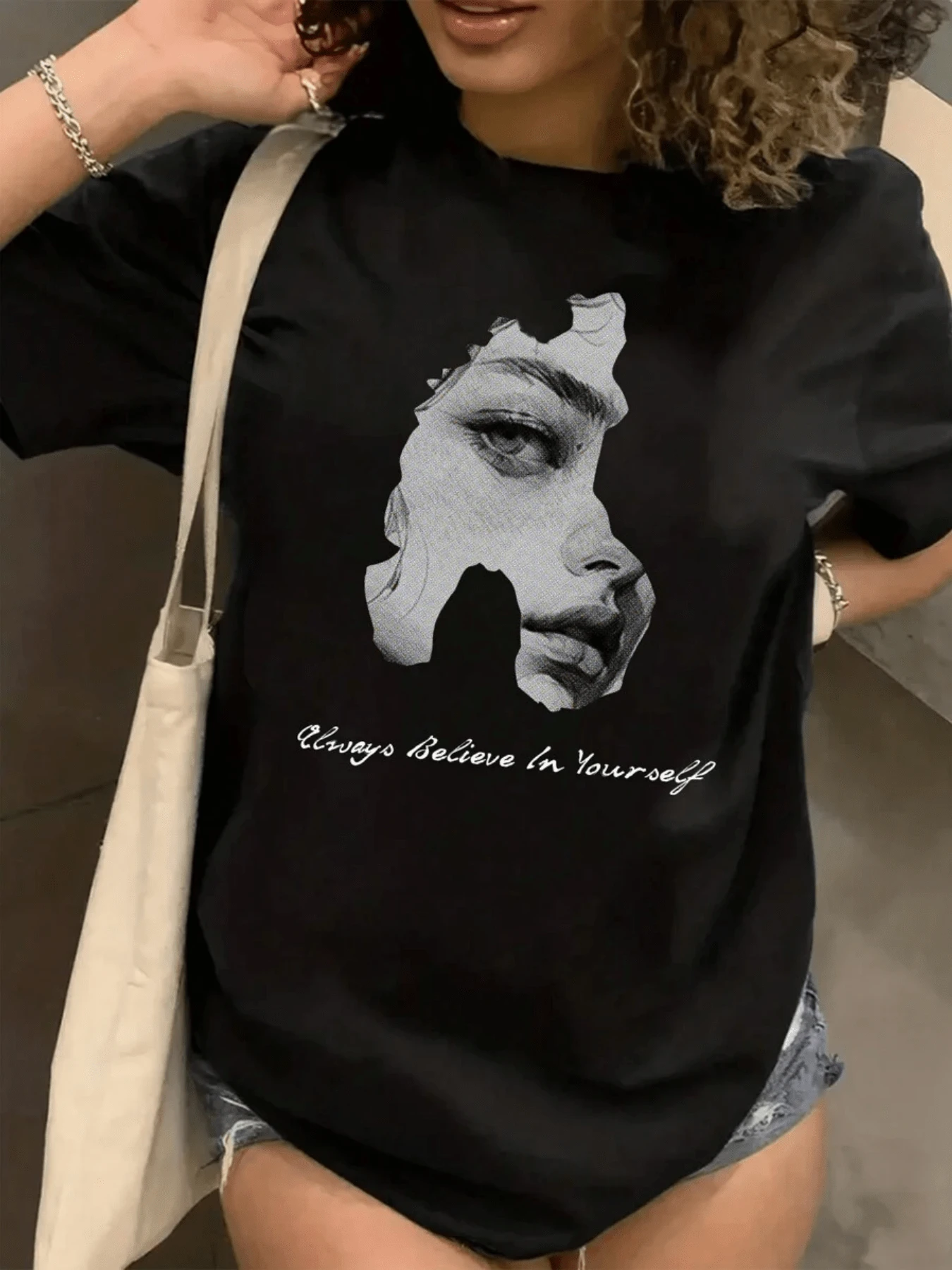 Rostro femenino formado por sombras que simboliza fortaleza interior y confianza expresando la belleza de creer en uno mismo camiseta de mujer casual moderna cómoda para uso diario - Negro - Ver 1