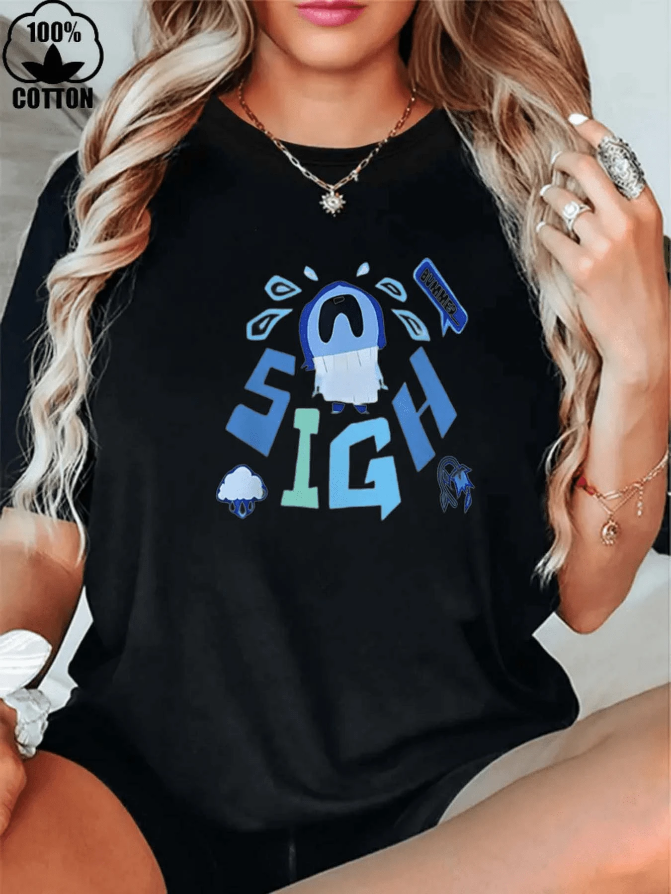 Figura con personaje azul expresando cansancio rodeado de gotas que simbolizan melancolía y pequeñas nubes que reflejan un ánimo tranquilo pero pensativo camiseta de mujer casual moderna cómoda para uso diario - Negro - Ver 1