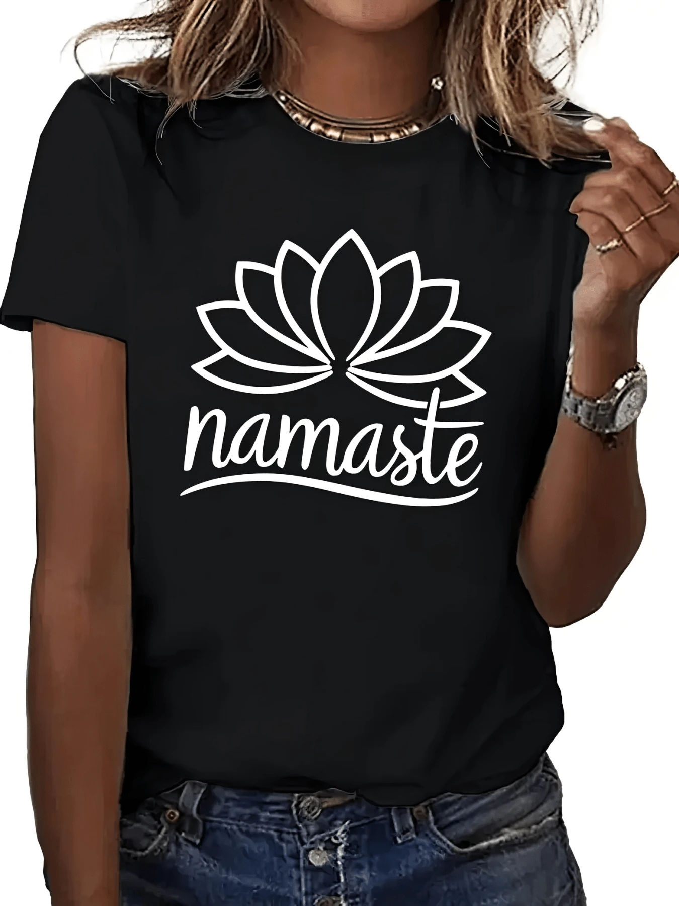Flor de loto abierta simbolizando paz interior equilibrio espiritual y conexión con la energía positiva del universo con palabra Namaste representando respeto y armonía camiseta de mujer casual moderna confortable - Negro - Ver 1