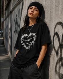 Envío local:Playera Negra para Mujer con Estampado Corazón con Espinas, Camiseta Básica Manga Corta Cuello Redondo Cómoda para Verano, Estilo Streetwear Casual - Negro - Ver 1