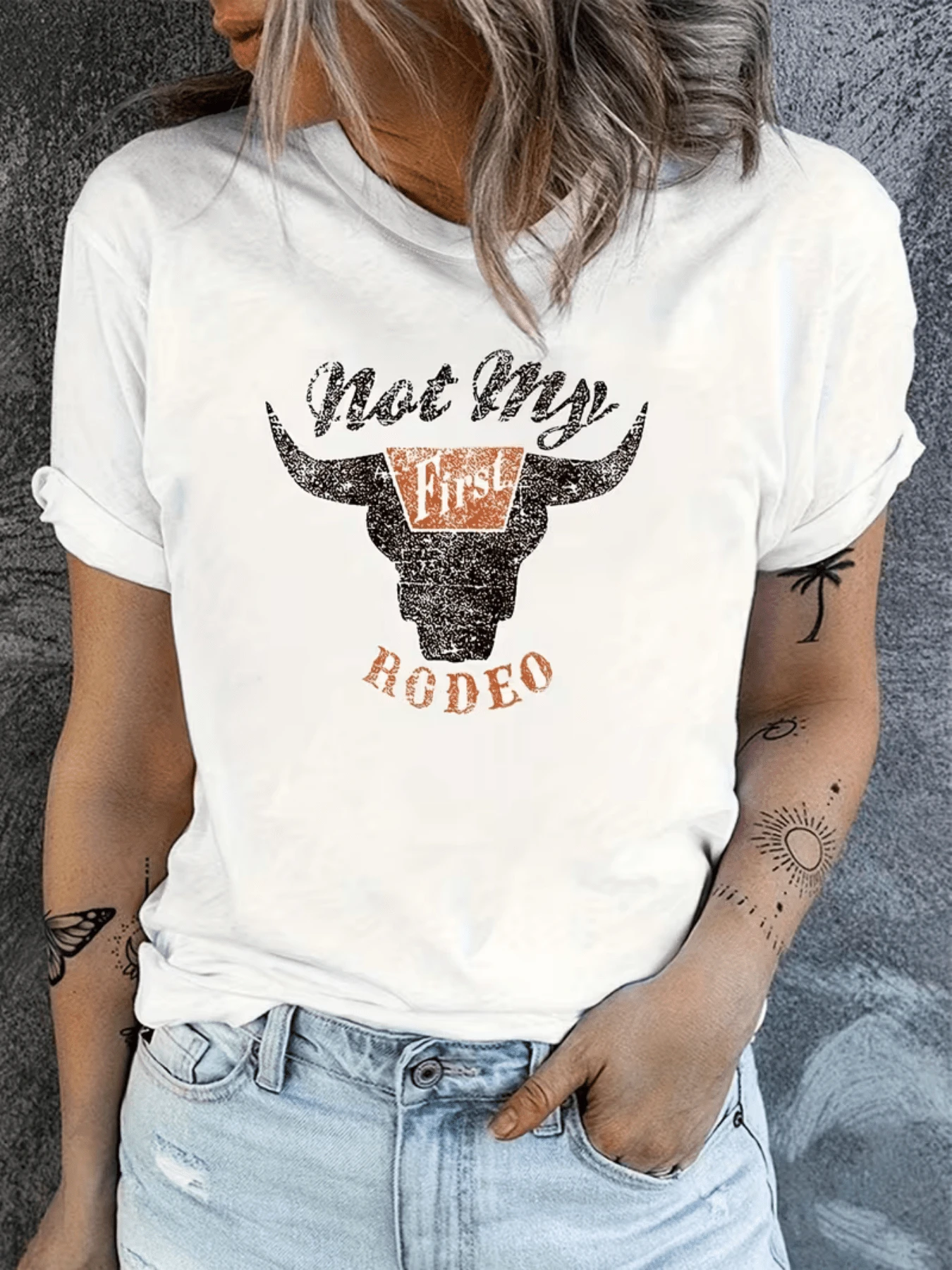 A Stylishly Distressed Bull's Head Representing Strength, Independence, And A Free Spirit, Accompanied By Lettering That Evokes Confidence And Determination. A Modern, Casual Women's T-Shirt For Everyday Wear. - 白色 - 查看 1