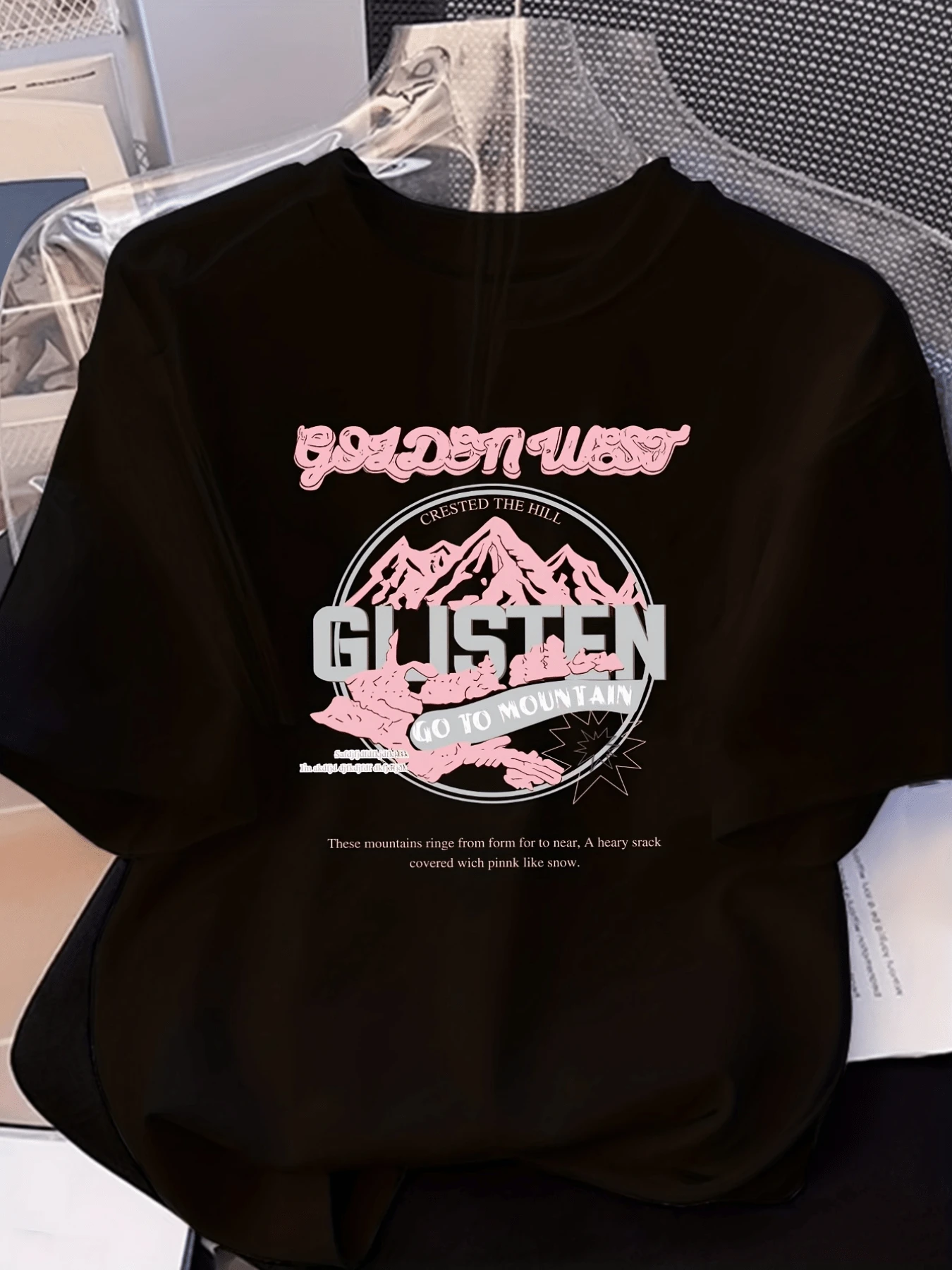 Montañas rosas rodeadas de frases inspiradoras que evocan la libertad y la aventura del oeste dorado bajo un cielo sereno ideal para espíritus soñadores camiseta de mujer casual moderna cómoda para uso diario - Negro - Ver 1