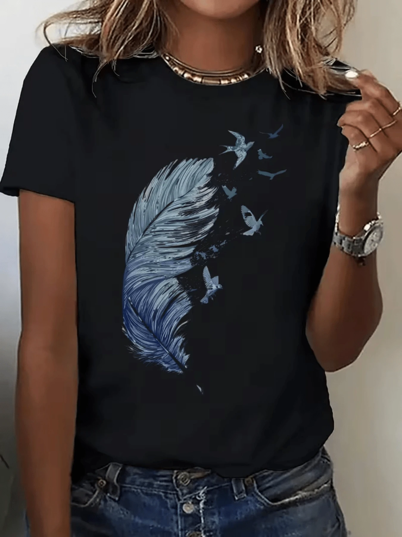 Pluma azul ligera que se transforma en aves simbolizando libertad esperanza y fuerza interior para seguir volando con determinación camiseta de mujer casual cómoda moderna para uso diario - Negro - Ver 1