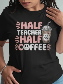 Frase divertida que expresa la dualidad de una mujer apasionada por enseñar y disfrutar del café con tipografía alegre y vaso sonriente camiseta de mujer casual cómoda para uso diario - Negro - Ver 1