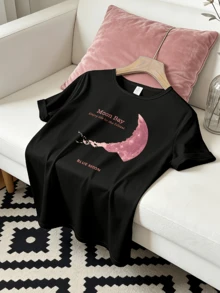 Media luna rosada que simboliza serenidad y sueños en equilibrio con la libertad del alma bajo el cielo nocturno inspirando energía positiva y calma interior camiseta de mujer casual moderna cómoda para uso diario - Negro - Ver 6