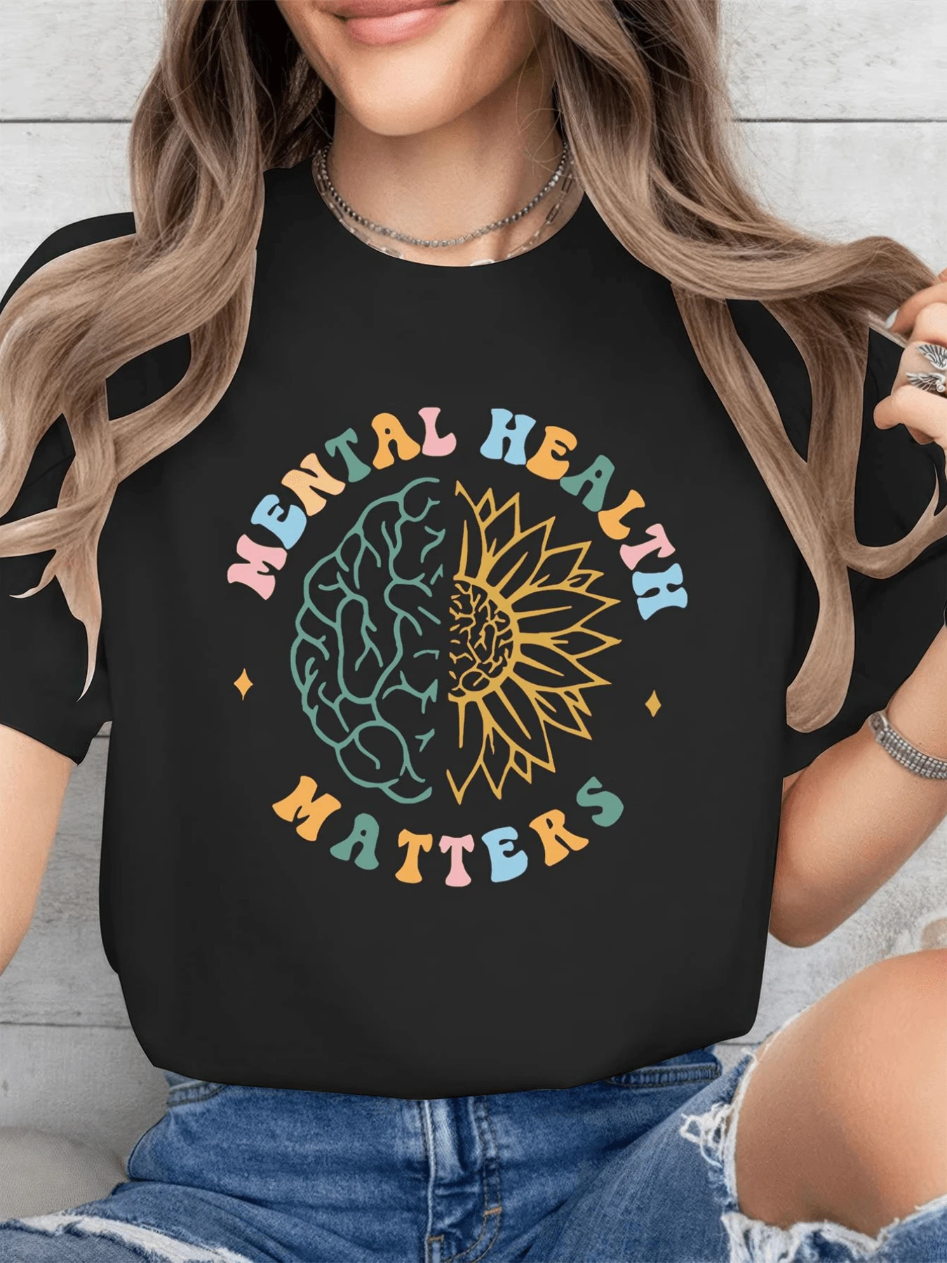 Mitad cerebro mitad girasol simbolizando el equilibrio entre la mente y la naturaleza transmitiendo energía positiva y autocuidado con colores vivos camiseta de mujer casual moderna - Negro - Ver 1