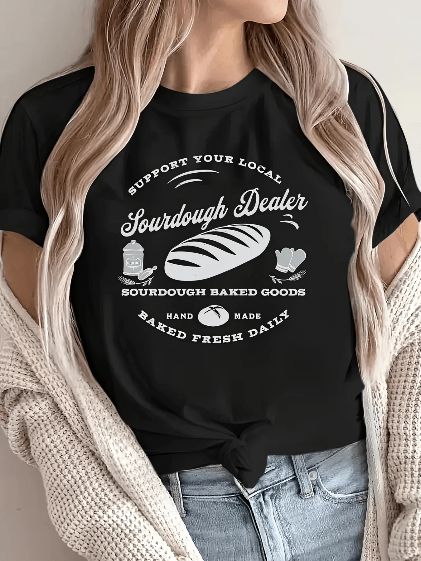 Pan artesanal recién horneado con mensaje que celebra el amor por la panadería local y el espíritu casero de quienes disfrutan crear con las manos camiseta de mujer casual moderna cómoda para uso diario - Negro - Ver 1