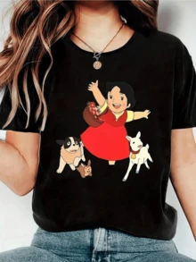 Niña con vestido rojo sonriente que corre entre un perro una cabra y un conejo simbolizando la amistad la alegría y la libertad en la naturaleza camiseta de mujer casual confortable para verano - Negro - Ver 1