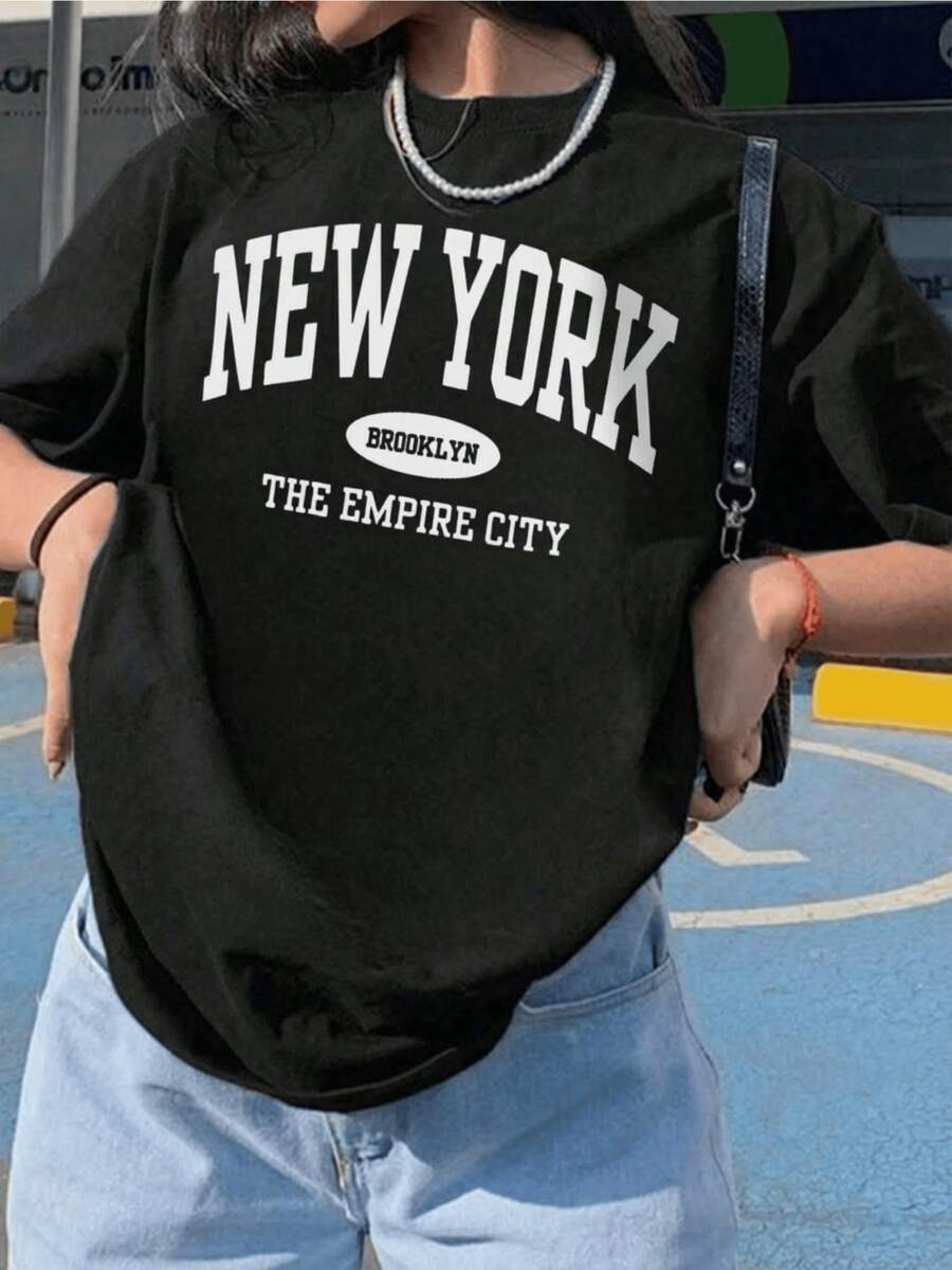 A Phrase Celebrating The Urban Spirit Of New York, With Large Letters That Evoke The Energy Of Brooklyn And The Strength Of An Iconic City That Inspires Freedom And Confidence. A Modern, Casual Women's T-Shirt, Ideal For Everyday Wear. - 黑色 - 查看 1