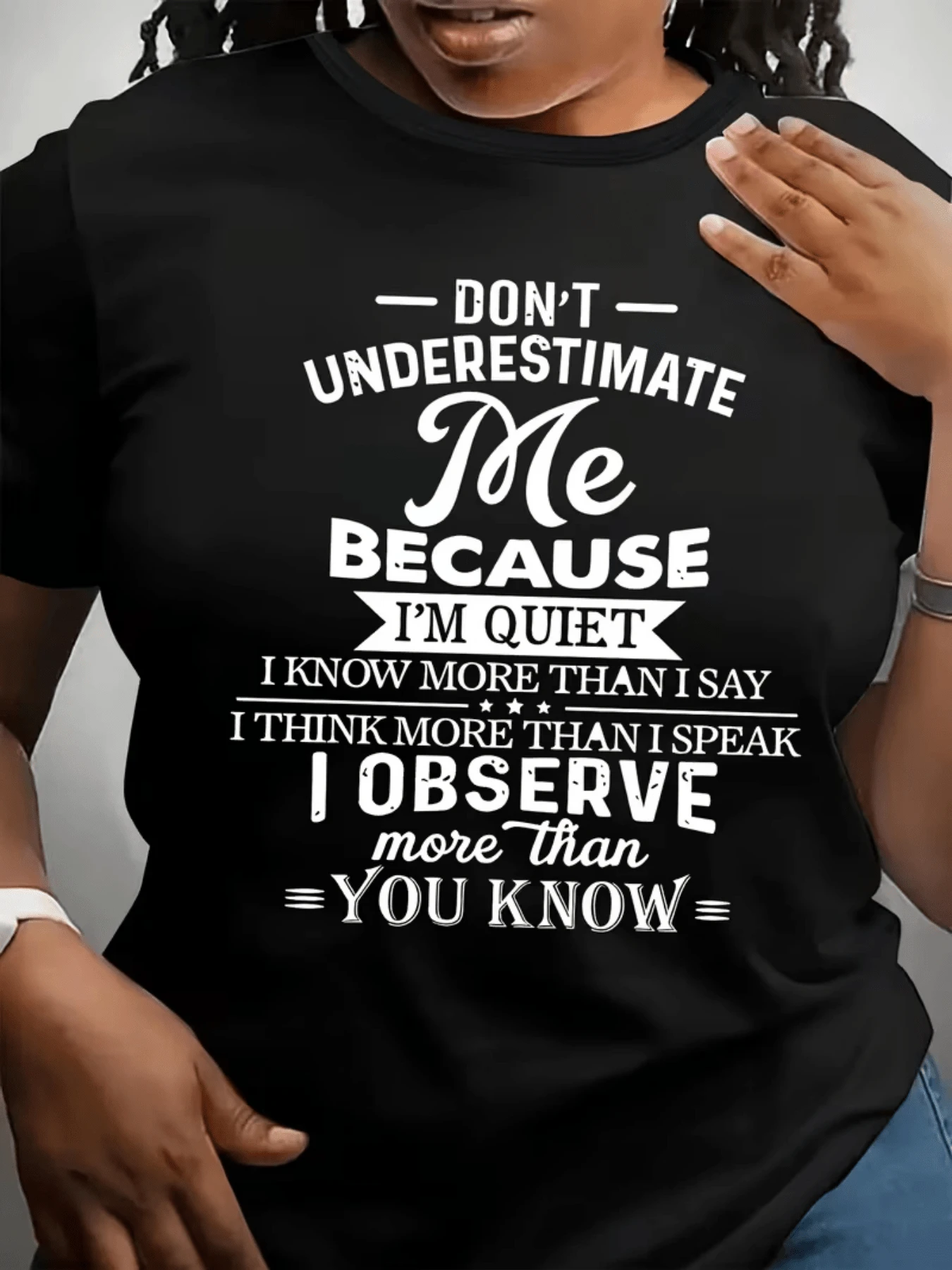 Frase inspiradora que expresa la fuerza interior de una mujer reservada que observa el mundo con sabiduría y demuestra que el silencio también comunica poder camiseta de mujer moderna y cómoda para uso diario - Negro - Ver 1