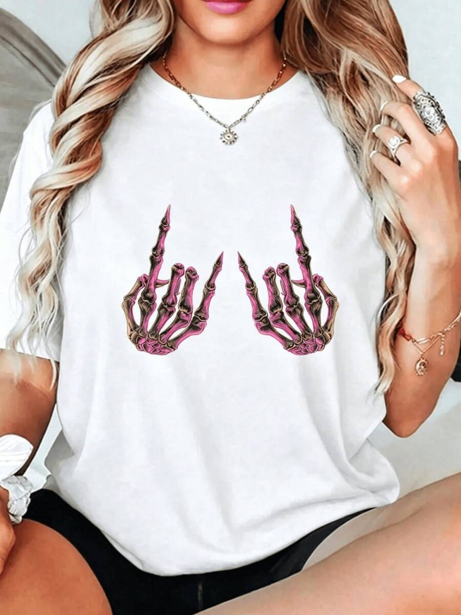 Manos esqueléticas en tonos púrpura apuntando hacia arriba simbolizan fuerza irreverente y actitud rebelde llena de estilo único perfecta para mujeres seguras camiseta de mujer casual moderna - Blanco - Ver 1