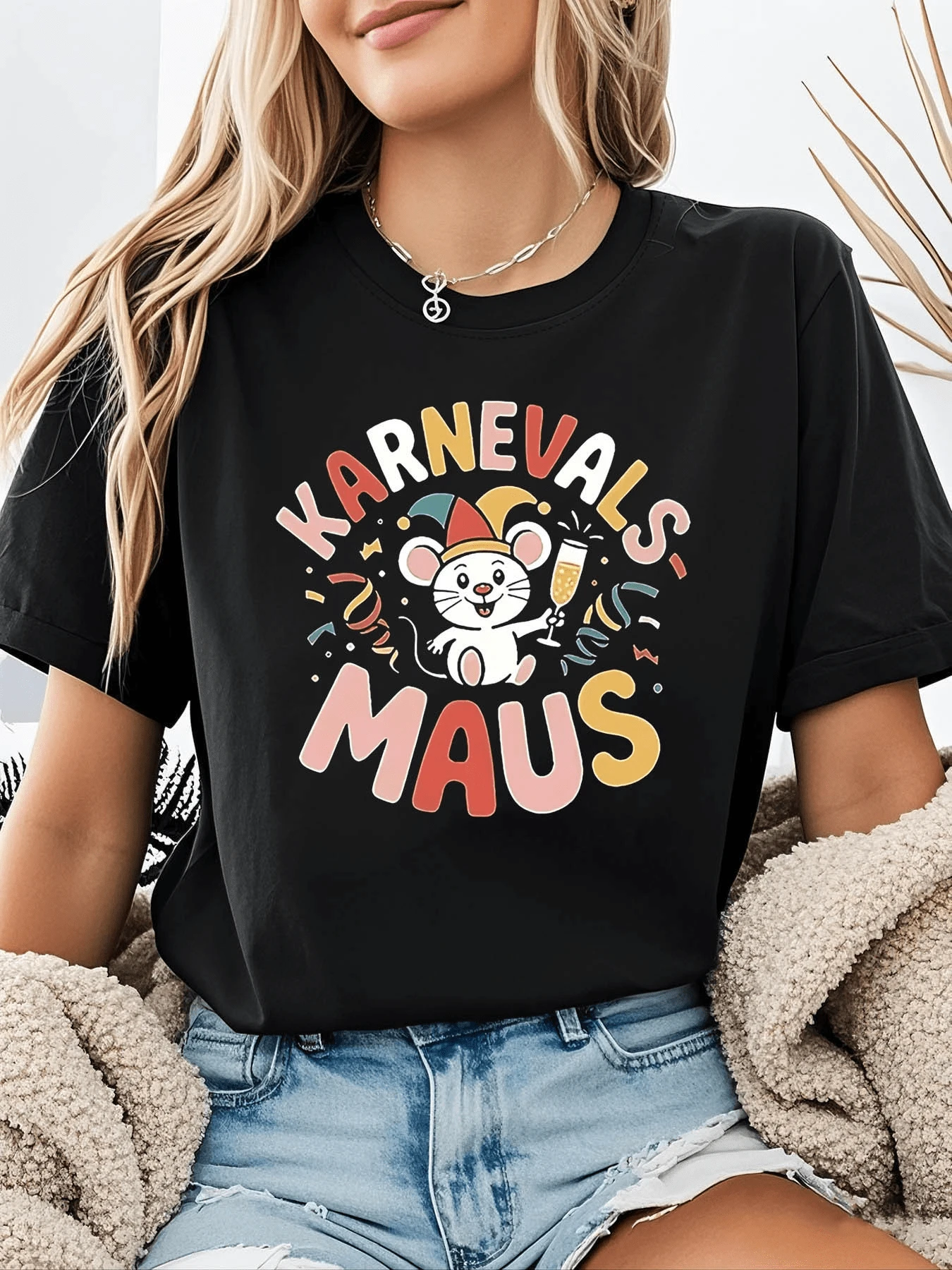 Ratón festivo con sombrero de carnaval rodeado de serpentinas y copa que transmite alegría celebración y energía positiva para días de fiesta camiseta de mujer casual cómoda para uso diario - Negro - Ver 1