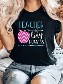 Manzana rosada con patrón zigzag y una frase divertida que celebra el cariño y dedicación de una maestra que inspira con amor la camiseta de mujer casual cómoda y perfecta para el día a día - Negro - Ver 1
