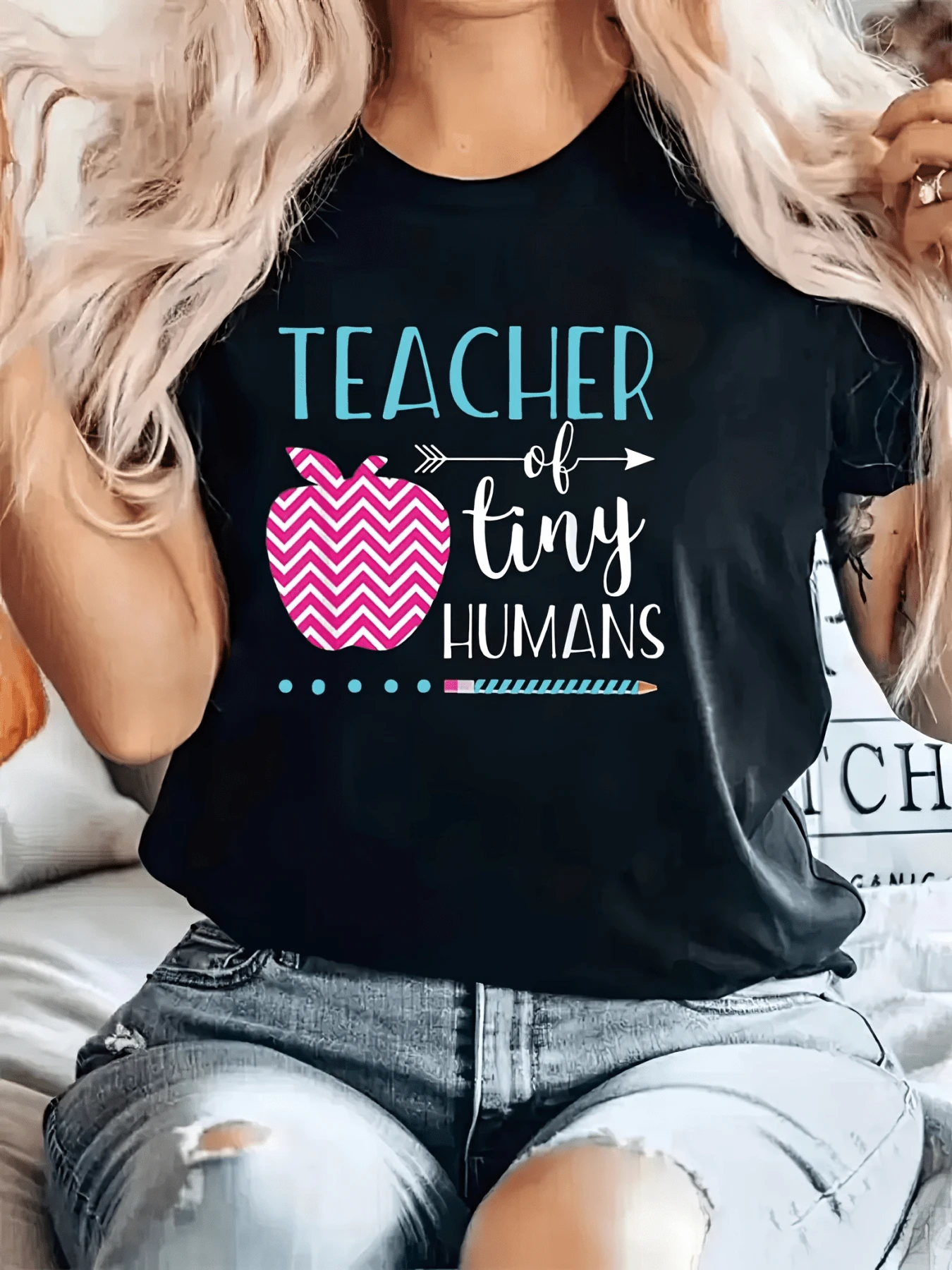 Manzana rosada con patrón zigzag y una frase divertida que celebra el cariño y dedicación de una maestra que inspira con amor la camiseta de mujer casual cómoda y perfecta para el día a día - Negro - Ver 1