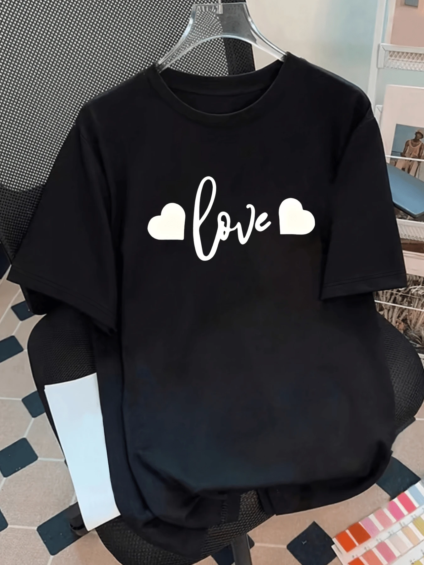 Dos corazones blancos rodeando la palabra love representan la pureza de los sentimientos y la armonía del afecto camiseta de mujer cómoda casual moderna para uso diario y momentos relajados - Negro - Ver 1