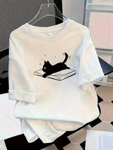 Black Cat Resting On An Open Book Symbolizing Calm, Curiosity And A Love Of Reading With An Artistic Touch. Casual, Comfortable And Modern Women's T-Shirt - 白色 - 查看 6