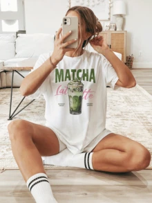 Camiseta de manga corta con cuello redondo y estampado gráfico de Matcha Latte para mujer, estilo minimalista y casual para todas las estaciones. - Blanco - Ver 1