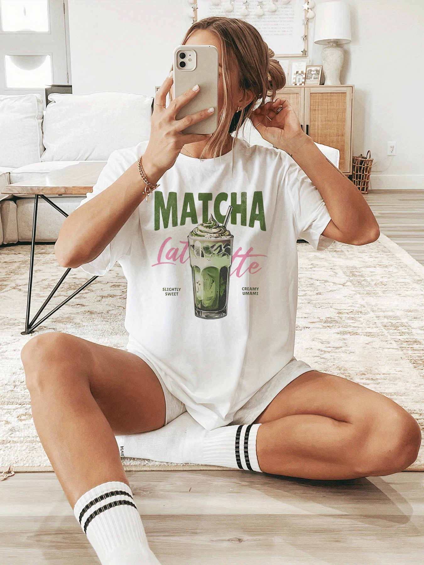 Camiseta de manga corta con cuello redondo y estampado gráfico de Matcha Latte para mujer, estilo minimalista y casual para todas las estaciones. - Blanco - Ver 1