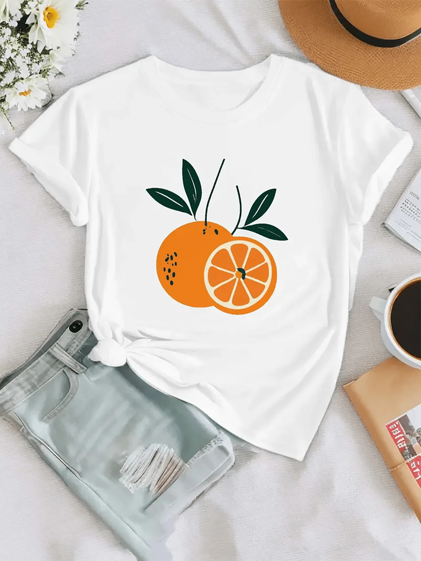 Dos naranjas jugosas con hojas verdes que simbolizan energía vital frescura y optimismo en los días de verano camiseta de mujer casual cómoda y - Blanco - Ver 1