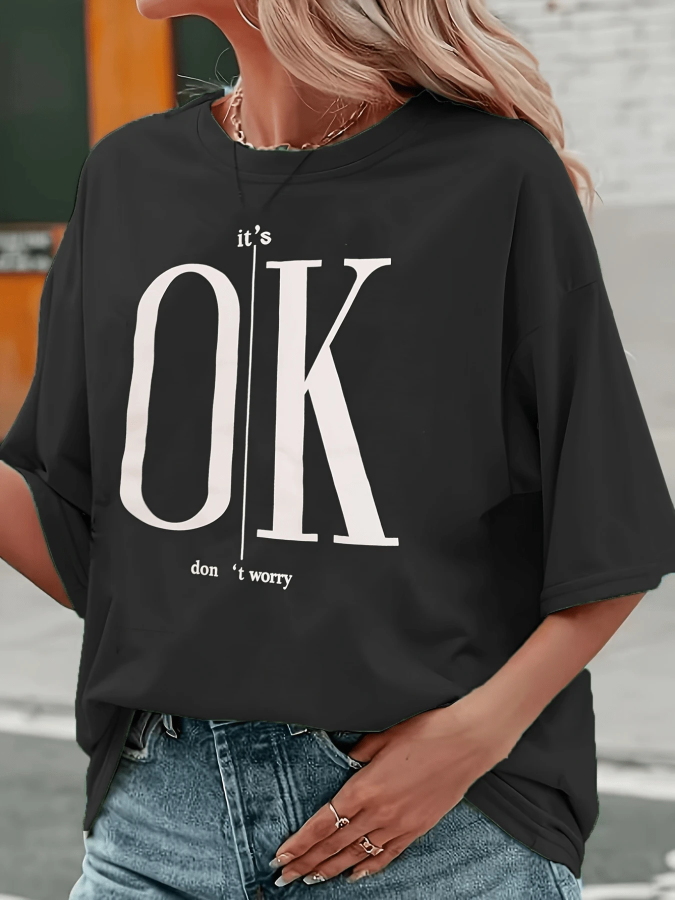 Palabras inspiradoras que transmiten calma y confianza con gran tipografía centrada que invita a mantener actitud positiva y serenidad en cada momento camiseta de mujer casual moderna ideal para uso diario - Negro - Ver 1