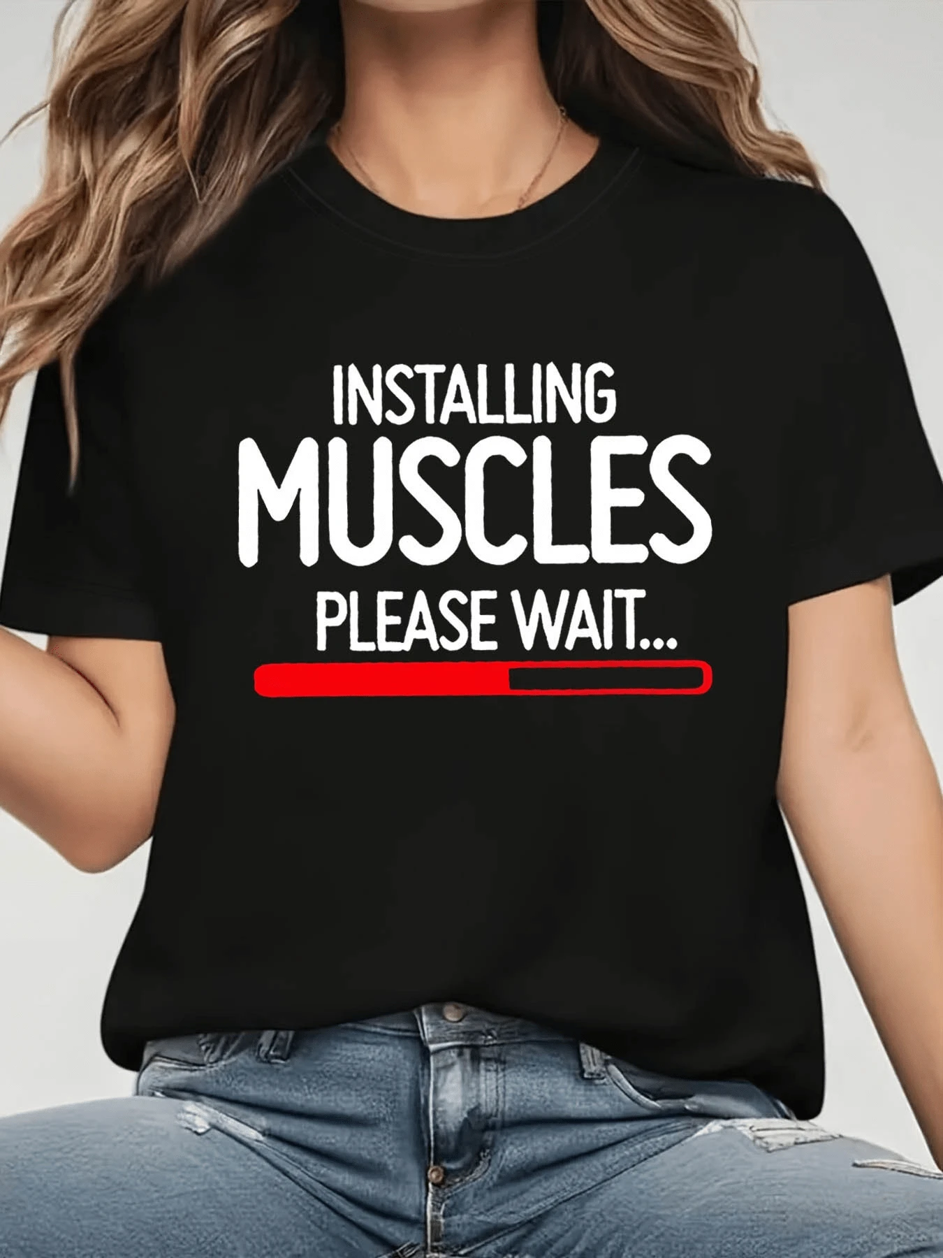 Texto divertido que muestra una frase sobre la instalación de músculos con una barra de progreso en color rojo simbolizando energía fuerza y superación ideal para mujeres activas camiseta de mujer casual moderna - Negro - Ver 1