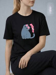 Gato azul con mirada tierna y corazones rosados que flotan sobre su cabeza expresando dulzura y amor camiseta de mujer casual cómoda para uso diario moderna y juvenil - Negro - Ver 1
