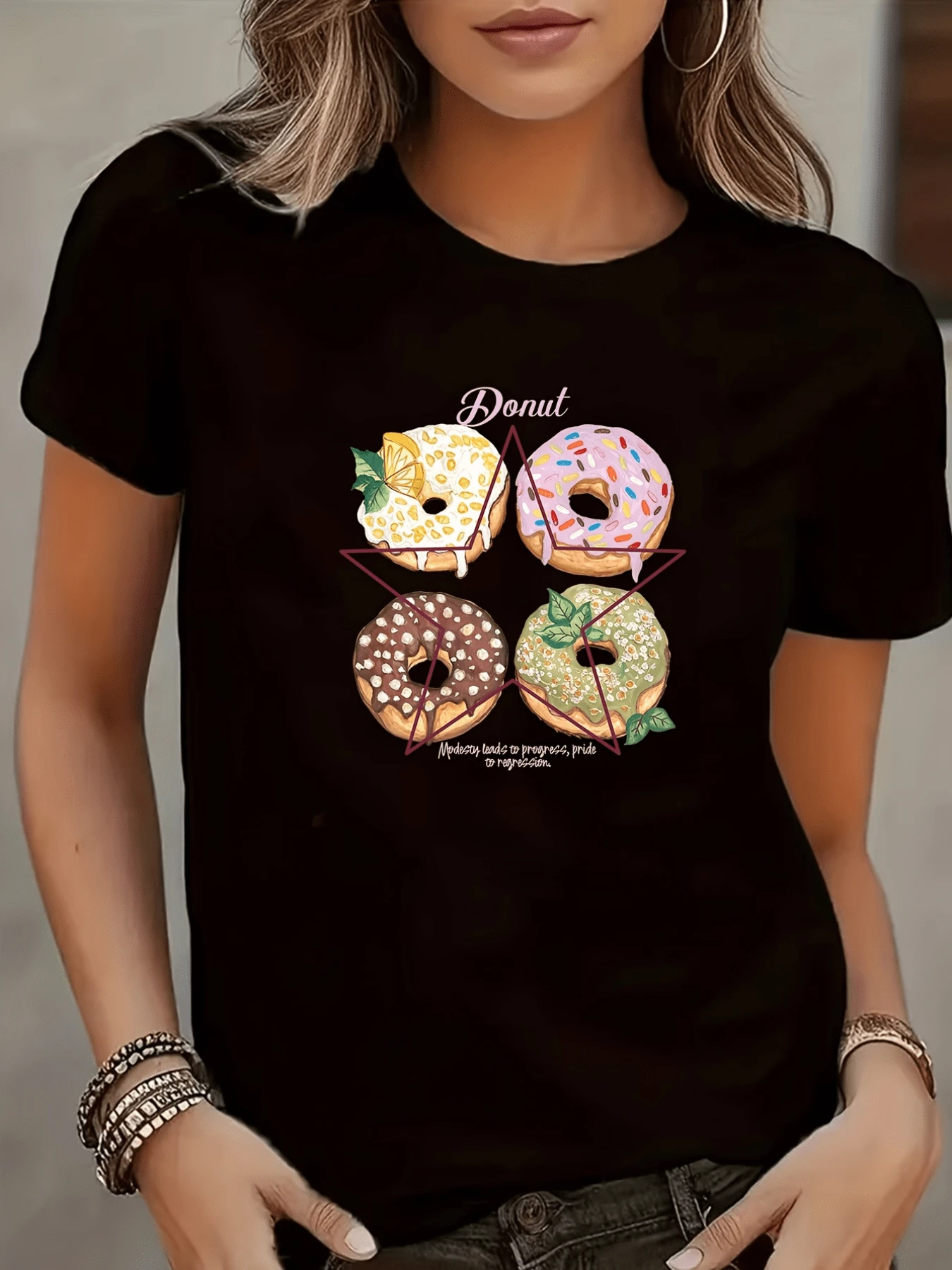 Cuatro donas coloridas con glaseado y hojas que simbolizan la diversidad y la alegría dulce de compartir momentos únicos camiseta de mujer casual cómoda para uso diario - Negro - Ver 1