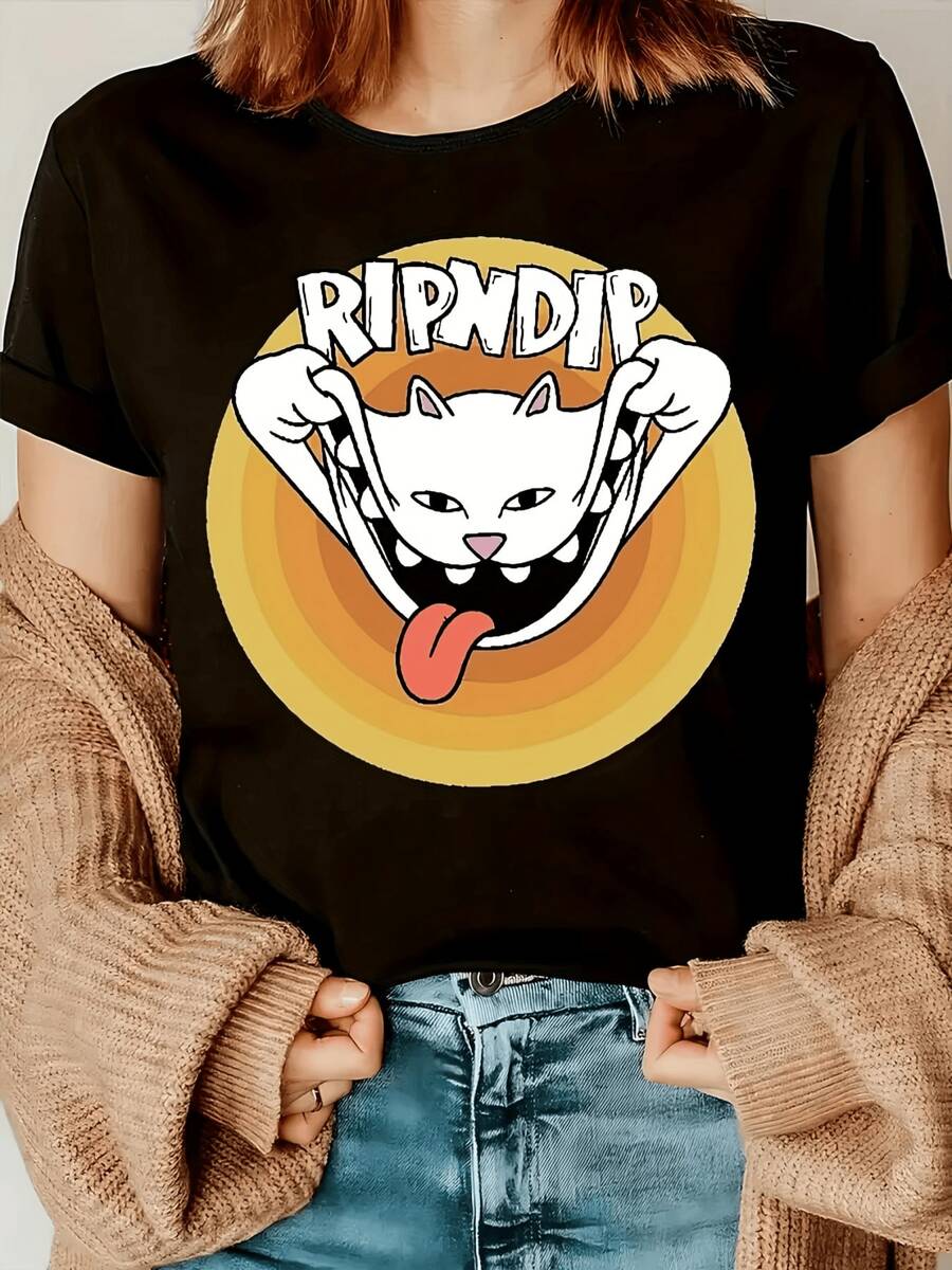 Gato blanco travieso sacando la lengua rodeado de aros anaranjados simboliza energía y humor divertido para quienes disfrutan expresar su personalidad con ropa única camiseta de mujer casual cómoda y moderna - Negro - Ver 1