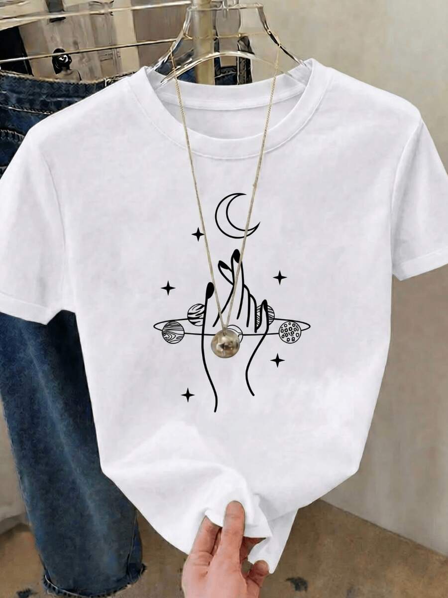 Manos elevadas hacia la luna rodeadas de planetas y estrellas simbolizan conexión con el cosmos equilibrio espiritual y energía femenina positiva camiseta de mujer casual moderna cómoda para uso diario - Blanco - Ver 1