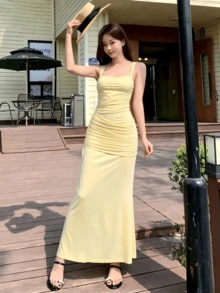 YeonC 女士时尚无袖褶皱连衣裙，高弹力 A 字长裙，适合夏季派对、优雅休闲度假穿着 - 黃色 - 查看 2