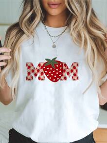 Fresas rojas formando letras con corazones simbolizan amor tierno hacia una madre siendo una expresión alegre y dulce que resalta la conexión familiar camiseta de mujer moderna casual cómoda para diario - Blanco - Ver 8