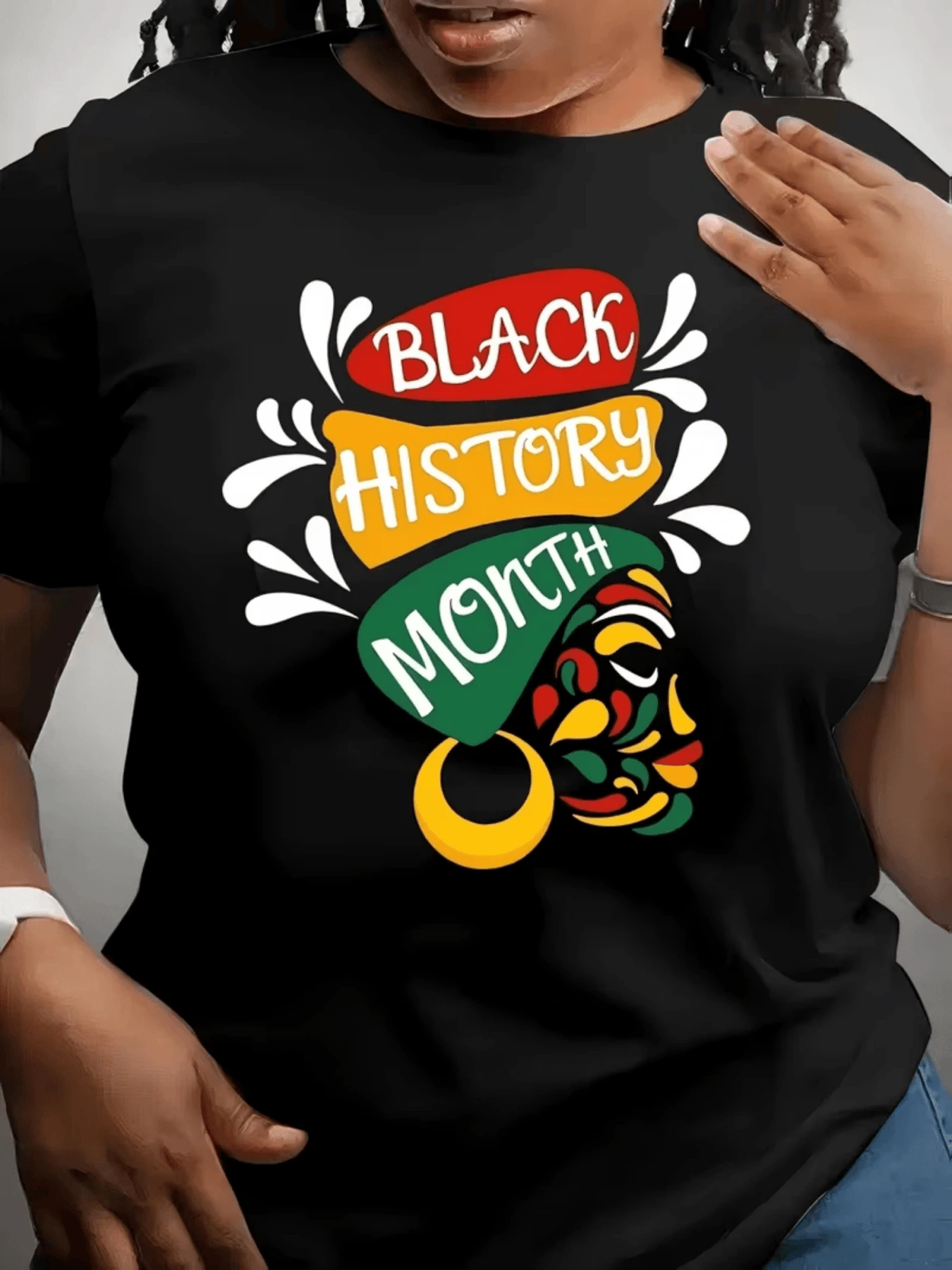Colores vibrantes que celebran la herencia africana y la fortaleza de las raíces culturales representadas con orgullo y unión en cada trazo camiseta de mujer casual moderna para uso diario - Negro - Ver 1