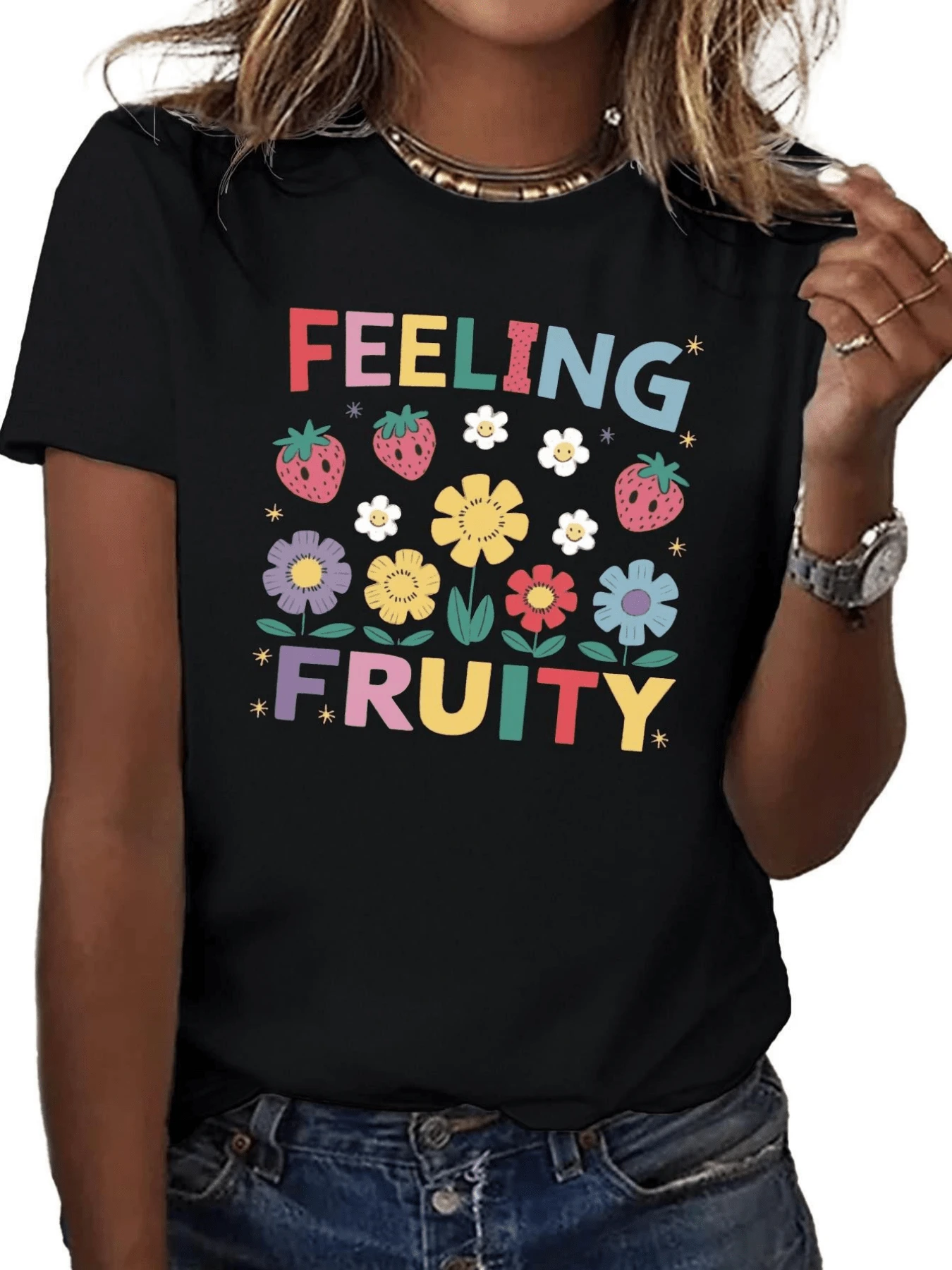 Letras multicolor llenas de energía junto a flores y fresas que transmiten alegría optimismo y un toque divertido para cada día camiseta de mujer moderna casual cómoda y perfecta para un look positivo - Negro - Ver 1