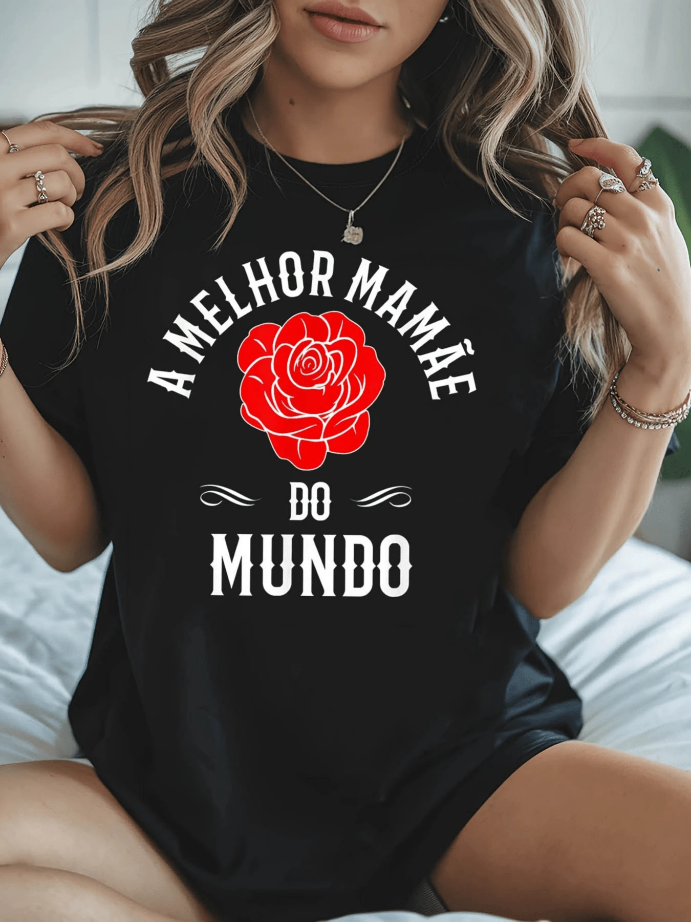 Rosa roja simbolizando amor eterno y gratitud hacia la mejor madre del mundo celebrando ternura fortaleza y cariño en cada pétalo camiseta de mujer cómoda casual para uso diario - Negro - Ver 1