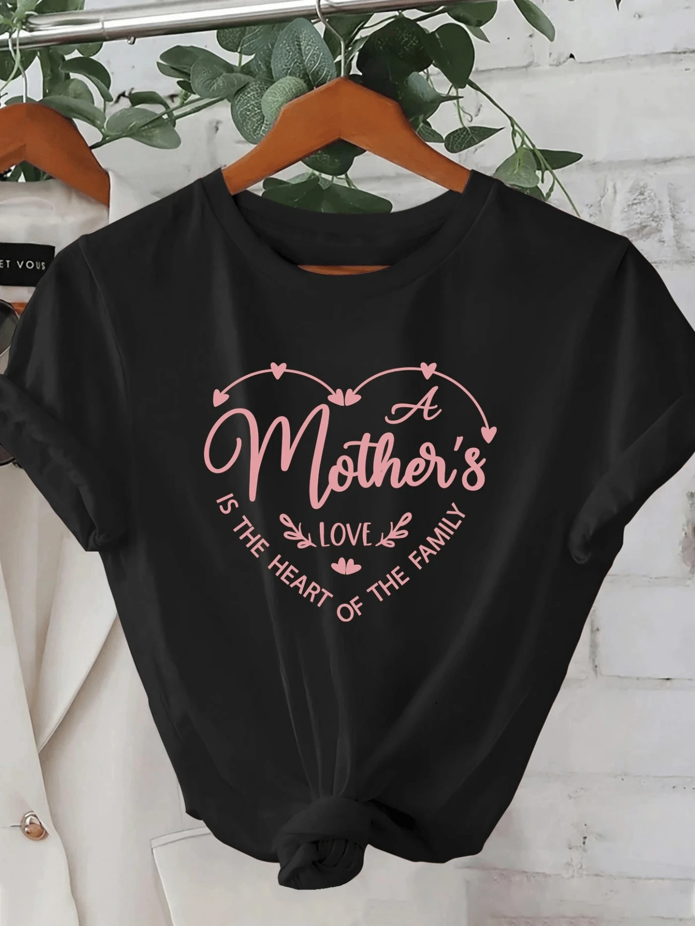Corazón rosado con palabras que celebran el amor maternal como el centro del hogar símbolo de ternura unión y gratitud perfecta para madres orgullosas camiseta de mujer casual cómoda y moderna - Negro - Ver 1